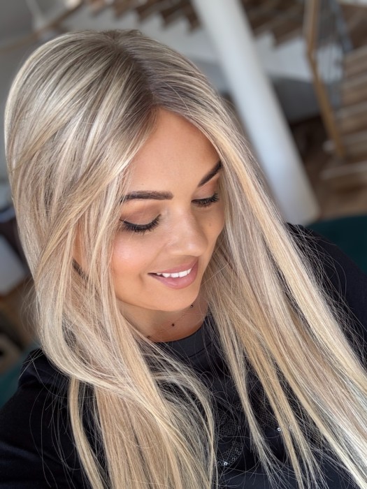 Dopinka z włosów naturalnych w kolorze blond baleyage z mysim odrostem - zbliżenie na odrost