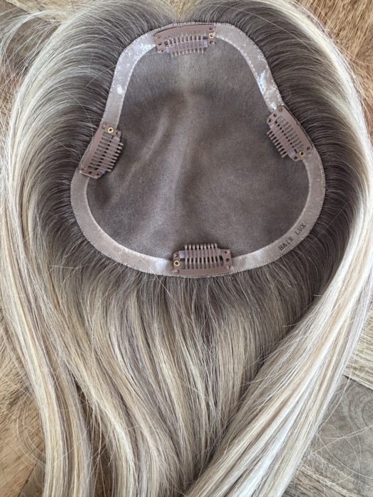 Widok bazy, mocowanie na 4 spinki, baza mono 15x15cm topper Sally blond baleyage z mysim odrostem