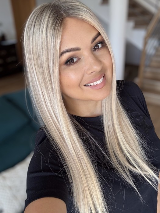 Topper Sally w długości 45cm, baza monofilamentowa w całości tkana ręcznie - widok od przodu na modelce