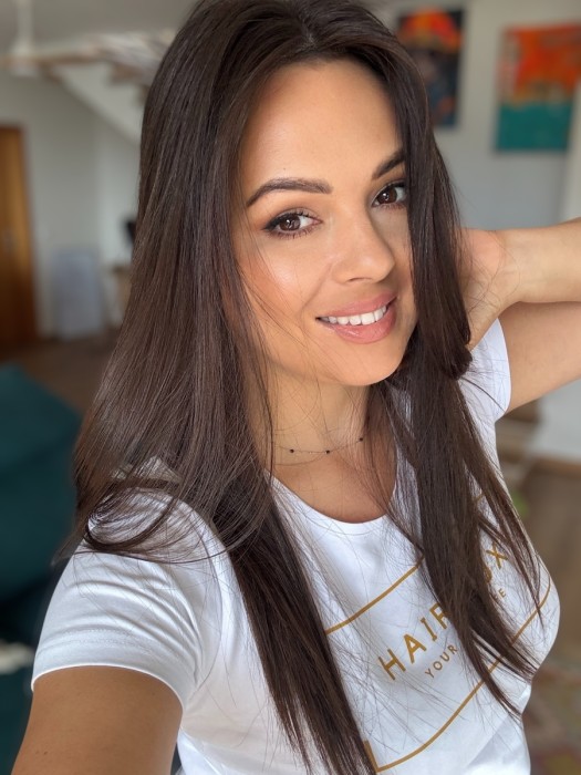 Topper Ivet w długości 45cm, baza monofilamentowa w całości tkana ręcznie - widok od przodu na modelce