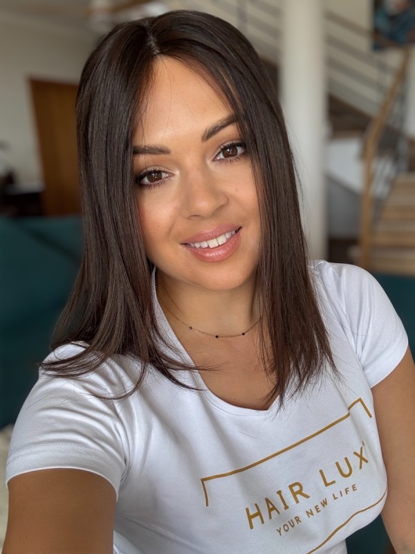 Topper Ivet w długości 35cm, baza monofilamentowa w całości tkana ręcznie - widok od przodu na modelce