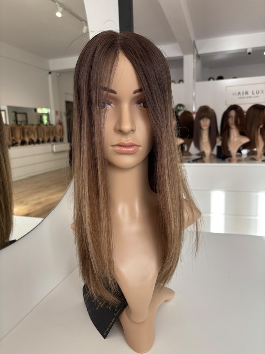 Topper z włosów naturalnych 45cm, gęstość 130%, lekki topper lace - widok na manekinie z przodu