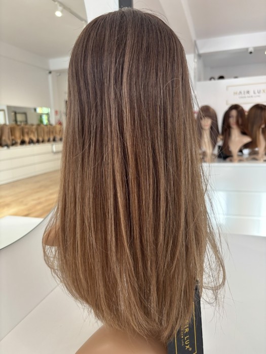 Topper Ava 45cm, ombre chłodny brąz, lekki topper, baza lace - widok na manekinie z tyłu.