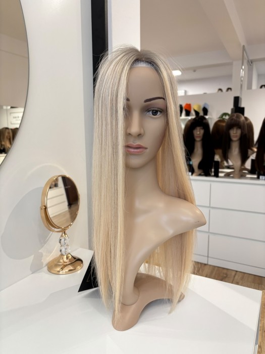 Dopinka z włosów naturalnych, w kolorze jasnego blondu z mysim odrostem, widok z przodu na manekinie
