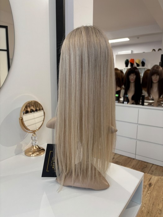 Topper Sally 45cm, baza w kształcie litery T - widok z tyłu na manekinie