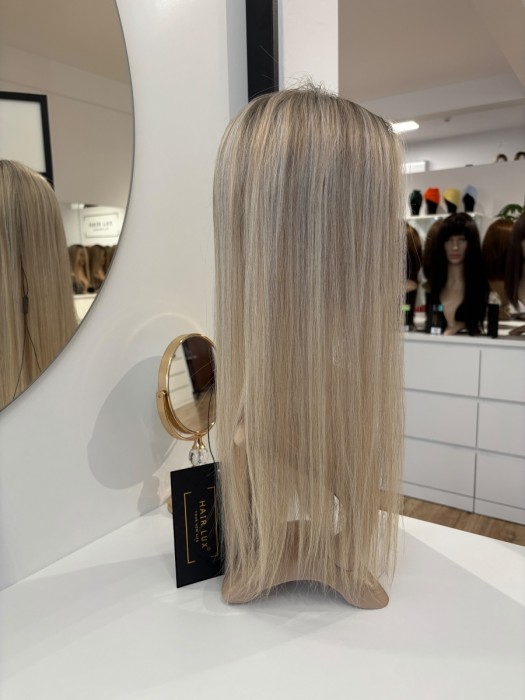 Topper Sally 45cm 15x15 widok z boku na manekinie w kolorze jasnego blondu