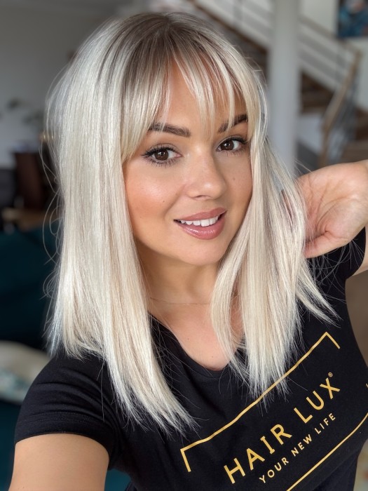 Zagęszczenie włosów w kolorze jasnego blondu z mysim odrostem, możliwość zmiany ułożenia przedziałka