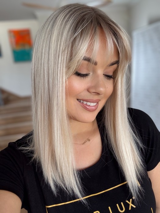 Topper Angela 40cm z włosów naturalnych – widok z przodu, pełne i gęste włosy w kolorze jasnego blondu z mysim odrostem.