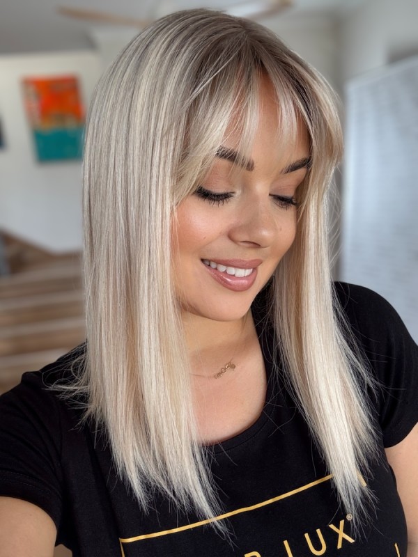 Topper Angela 40cm z włosów naturalnych – widok z przodu, pełne i gęste włosy w kolorze jasnego blondu z mysim odrostem.