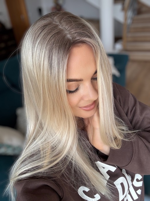 Zbliżenie na bazę toppera Angela – imitacja skóry głowy dla naturalnego wyglądu fryzury.