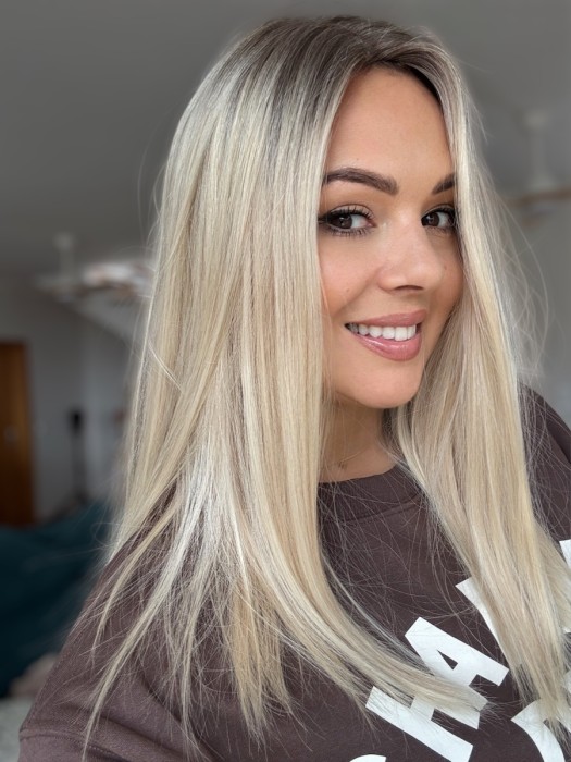 Topper Angela 45cm z włosów naturalnych – widok z przodu, pełne i gęste włosy w kolorze jasnego blondu z mysim odrostem.