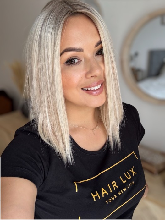 Topper Angela 35cm z włosów naturalnych – widok z przodu, pełne i gęste włosy w kolorze jasnego blondu z mysim odrostem.