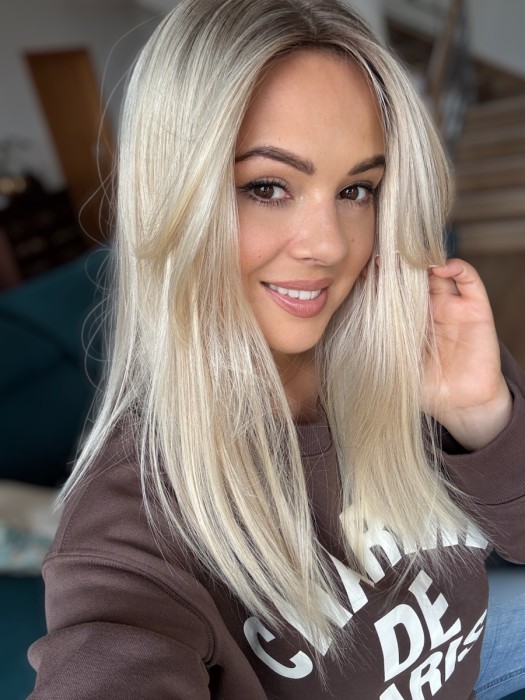 Topper Angela 45cm z włosów naturalnych – widok z przodu, pełne i gęste włosy w kolorze jasnego blondu z mysim odrostem.