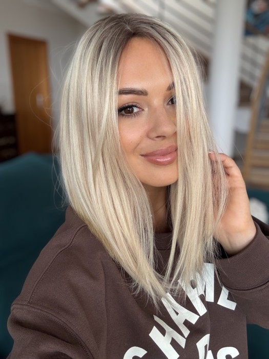 Topper Angela 40cm z włosów naturalnych – widok z przodu, pełne i gęste włosy w kolorze jasnego blondu z mysim odrostem.