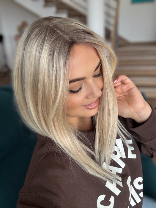 Topper Angela 40cm - widok na modelce z boku, mocowanie 8 spinek cli-in.