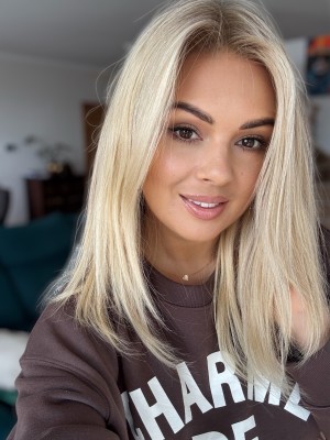 Daisy 40 cm jasny słoneczny blond z odrostem  M peruka naturalna Lace front