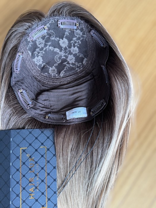 Detal mocowania – 8 spinek clip in zapewniających stabilne i wygodne noszenie toppera damskiego Dominika.