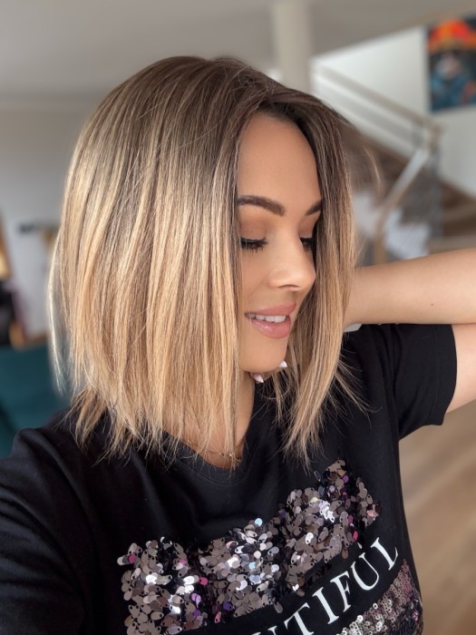 Widok z profilu – Topper Dominika 30cm, gęstość 150%, naturalne włosy w w kolorze ciepłego blond z przedłużanym odrostem.