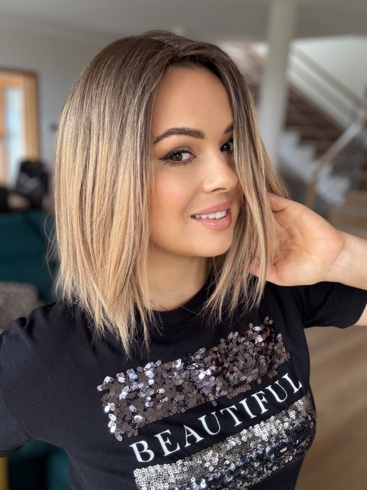 Prezentacja toppera Dominika na modelce - długość 30cm, baza wielkości 20x20cm, imitacja naturalnego przedziałka