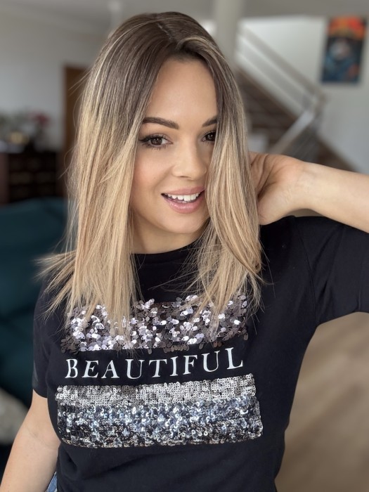 Topper Dominika, prezentacja na modelce - włos naturalny, europejski, koloryzowany, możliwość prostowania i kręcenia.