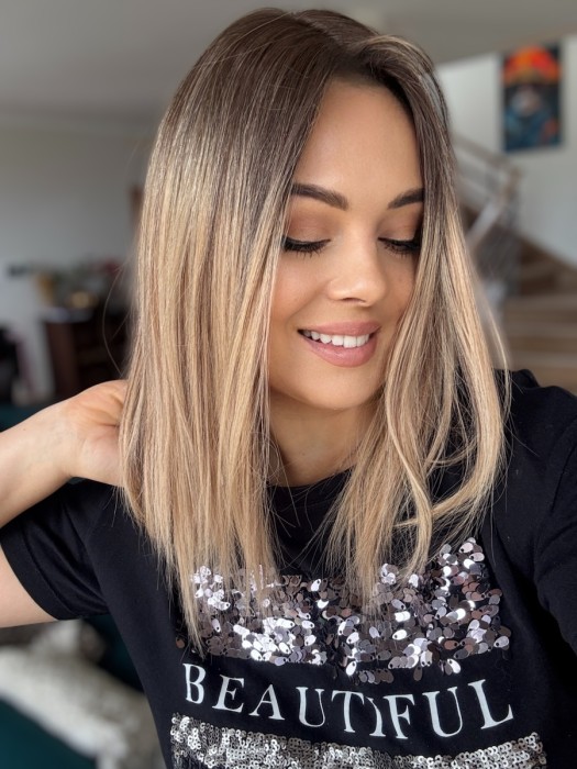 Prezentacja toppera Dominika na modelce - długość 35cm, baza wielkości 20x20cm, imitacja naturalnego przedziałka