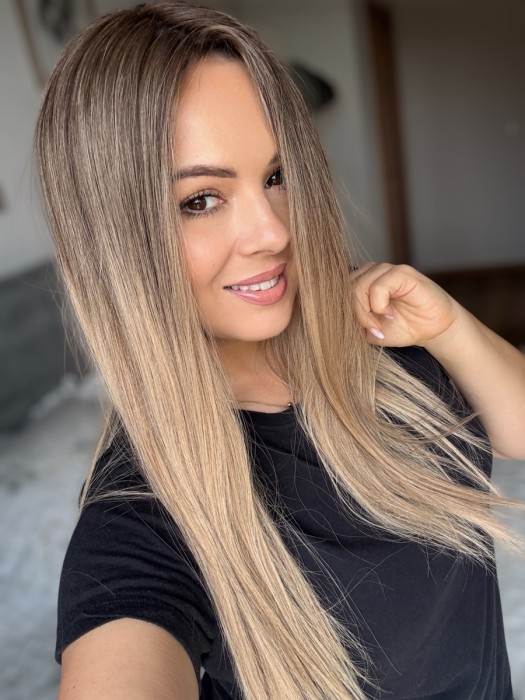 Prezentacja Toppera Dominika–  baza z imitacją naturalnego przedziałka 20x20 cm, długość 55cm, gęstość 150%.