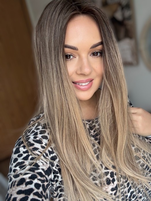 Prezentacja toppera Dominika na modelce - długość 55cm, baza wielkości 20x20cm, imitacja naturalnego przedziałka