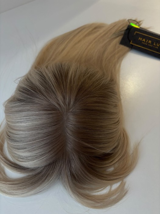 Zbliżenie na kolor odrostu toppera Angela 40cm z imitacją naturalnego przedziałka