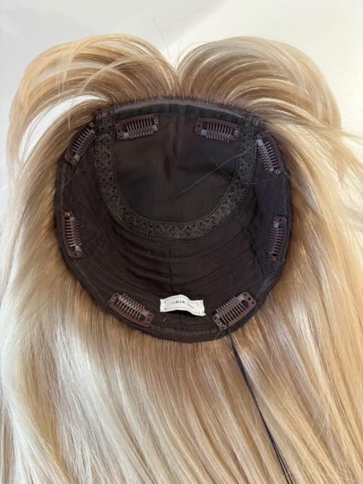 Prezentacja bazy elastycznej z imitacją naturalnego przedziałka, mocowanie na 8 spinek clip-in