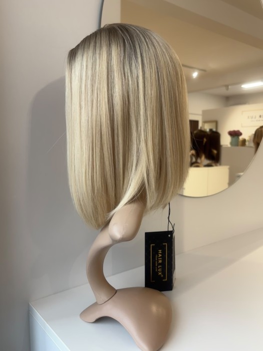 Prezentacja toppera Angela na manekinie bokiem- kolor jasny blond z mysim odrostem