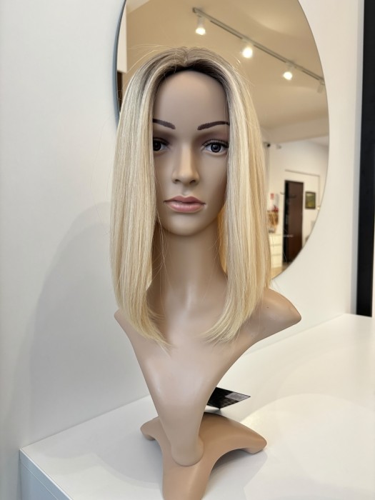 Prezentacja toppera Angela na manekinie - uzupełnienie fryzury, baza 20x20cm, gęstość 130%