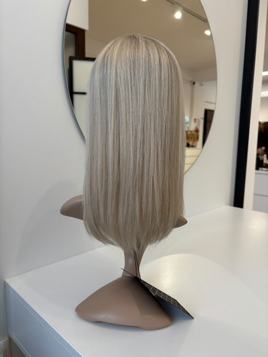 Prezentacja toppera Angela na manekinie tyłem - włosy brazylijskie, możliwość prostowania i kręcenia