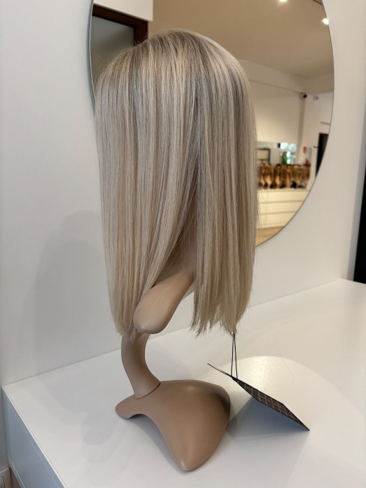 Prezentacja toppera Angela na manekinie bokiem- kolor jasny blond z mysim odrostem