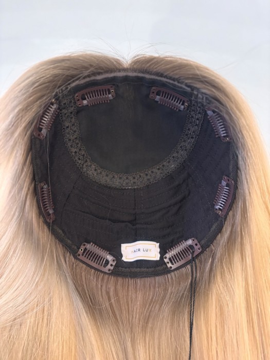 Detal mocowania – 8 spinek clip in zapewniających stabilne i wygodne noszenie toppera damskiego Angela.