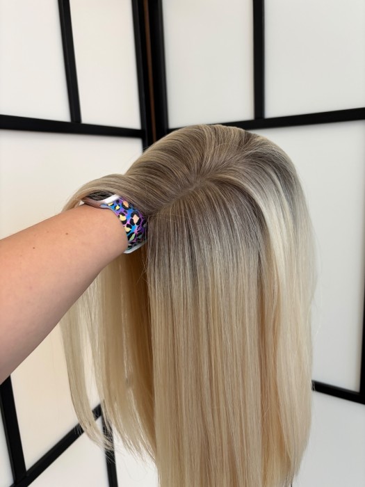 Topper Angela 40cm - prezentacja włosów na ręce, zbliżenie na kolor odrostu - kolor włosów jasny blond z mysim odrostem