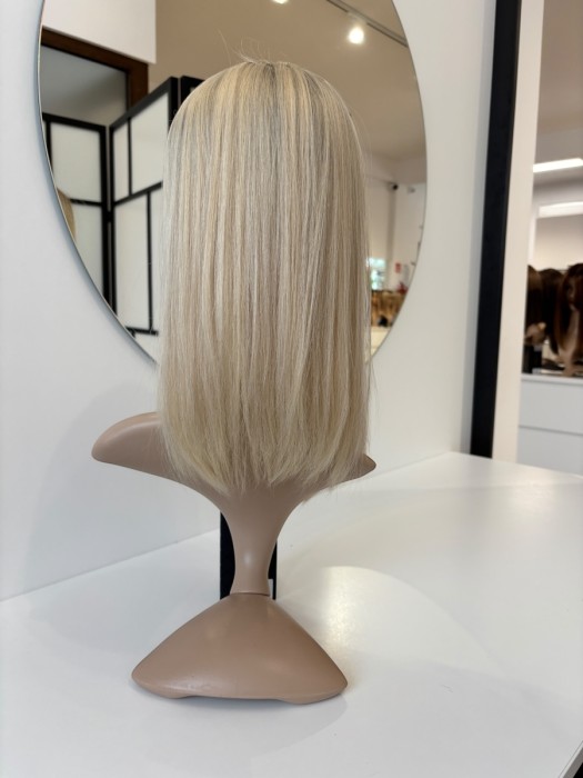 Prezentacja toppera Angela na manekinie tyłem - włosy brazylijskie, możliwość prostowania i kręcenia