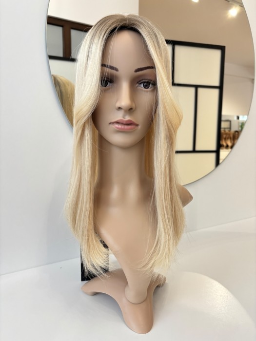 Prezentacja toppera Angela na manekinie - topper z włosów brazylijskich, baza 20x20cm, gęstość 130%