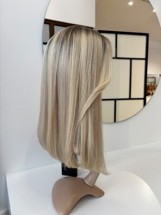 Prezentacja toppera Angela na manekinie bokiem- kolor jasny blond z mysim odrostem