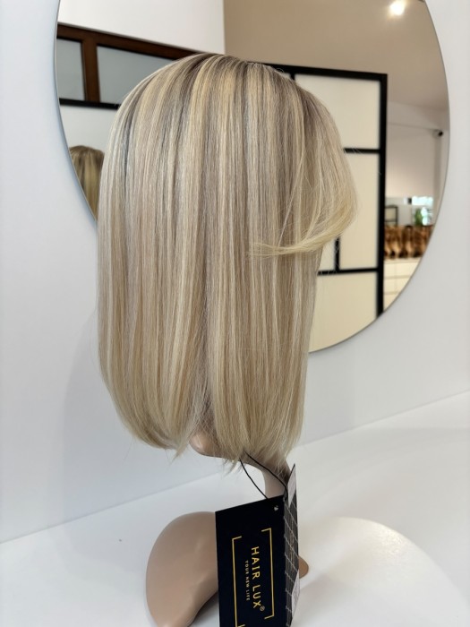 Prezentacja toppera Angela na manekinie bokiem- kolor jasny blond z mysim odrostem