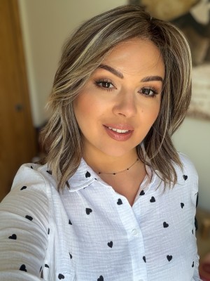 Peruka syntetyczna falowana Chicago Buttered Toast  z grzywką 45cm 