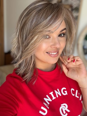 Peruka syntetyczna falowana Chicago Macadamia Latte  z grzywką 45cm