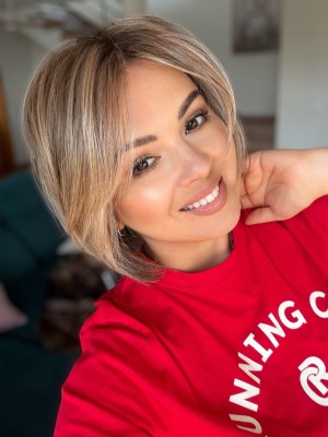 Peruka syntetyczna Manchester Macadamia Latte  z grzywką 25cm