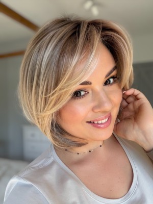 Peruka syntetyczna Manchester Raw Sugar Blonde z grzywką 25cm