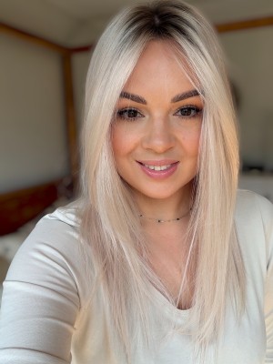 Topper naturalny KAYA 35 cm – jasny blond z różowym tonem | baza 20x20 cm