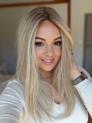 Topper naturalny MALVI 45 cm – beżowy blond z delikatnym cieniem u nasady | baza 20x20 cm 