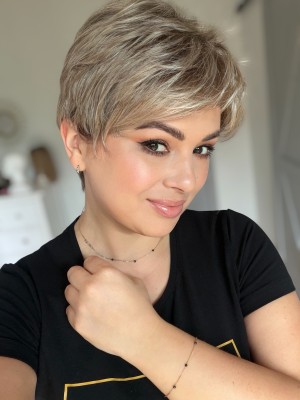 Zuza Lace GSM101 Krótka peruka syntetyczna z grzywką Gisela Mayer 