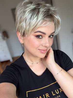 Zuza Lace 23/22+14 krótka peruka syntetyczna z grzywką Gisela Mayer 