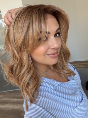 Sue z grzywką OT27/613 35 cm falowana peruka syntetyczna HairLux Ciepły blond z ciemnym odrostem 