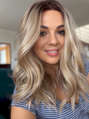 Peruka damska Sophie Vanilla Latte 45 cm z włosów syntetycznych, falowanych - ciepły blond balayage z odrostem | HairLux
