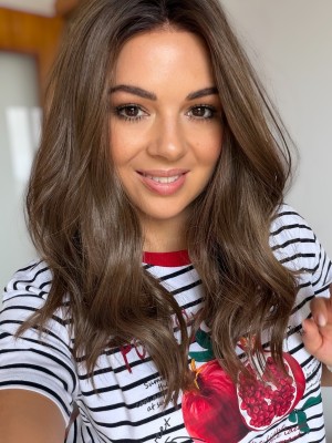 Peruka damska Sophie Coffee Bean 45 cm z włosów syntetycznych, falowanych - średni brąz z przydymionym odrostem| HairLux 